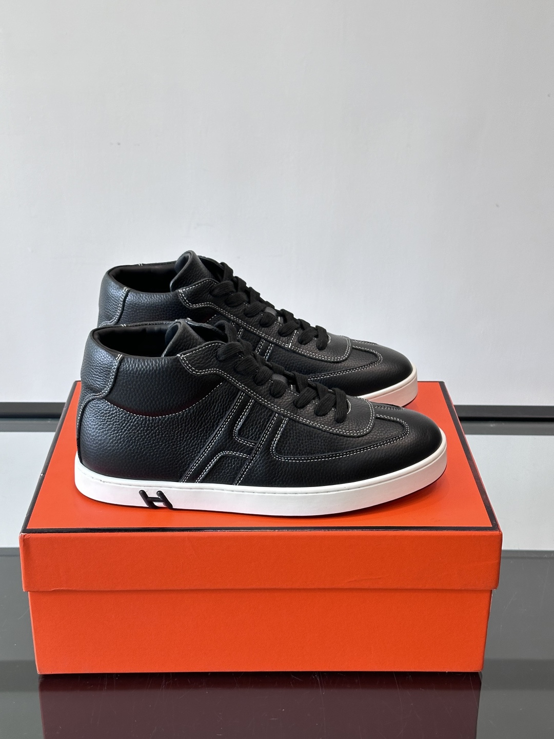 Hermes Kelly 男款复古中帮板鞋，采用标志性手掌纹牛皮，质感细腻耐用。中帮设计+内里小牛皮，穿