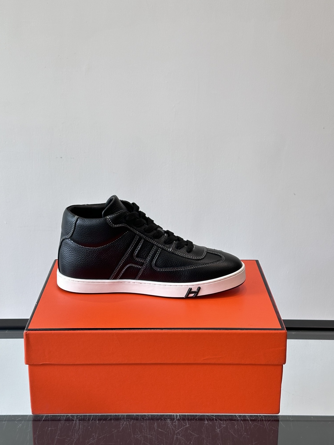 Hermes Kelly 男款复古中帮板鞋，采用标志性手掌纹牛皮，质感细腻耐用。中帮设计+内里小牛皮，穿