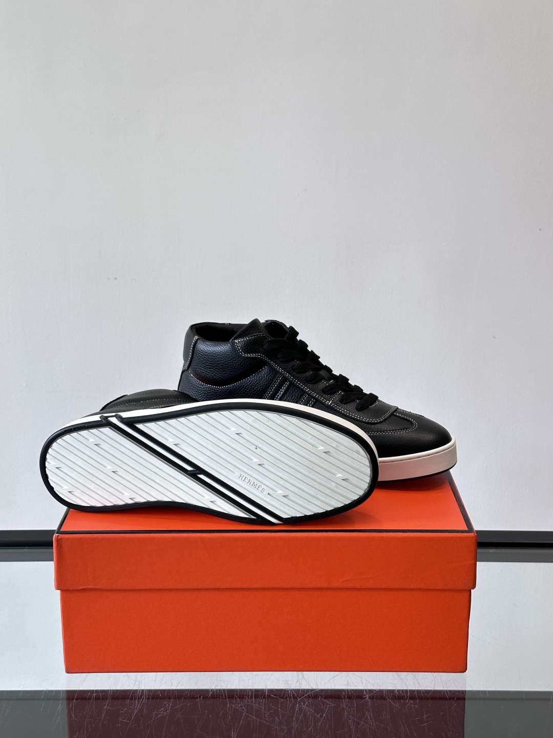 Hermes Kelly 男款复古中帮板鞋，采用标志性手掌纹牛皮，质感细腻耐用。中帮设计+内里小牛皮，穿