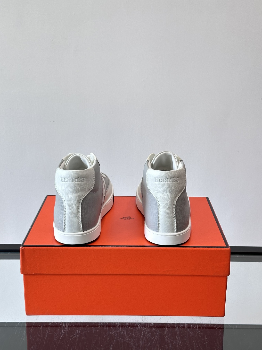 Hermes Kelly 男款复古中帮板鞋，采用标志性手掌纹牛皮，质感细腻耐用。中帮设计+内里小牛皮，穿