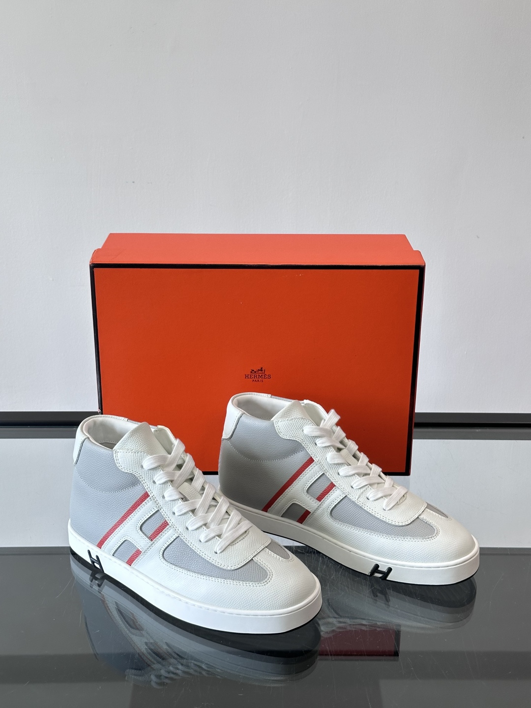 Hermes Kelly 男款复古中帮板鞋，采用标志性手掌纹牛皮，质感细腻耐用。中帮设计+内里小牛皮，穿