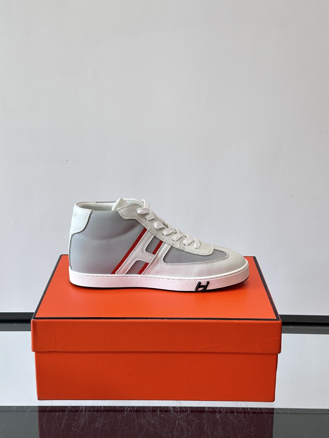 Hermes Kelly 男款复古中帮板鞋，采用标志性手掌纹牛皮，质感细腻耐用。中帮设计+内里小牛皮，穿