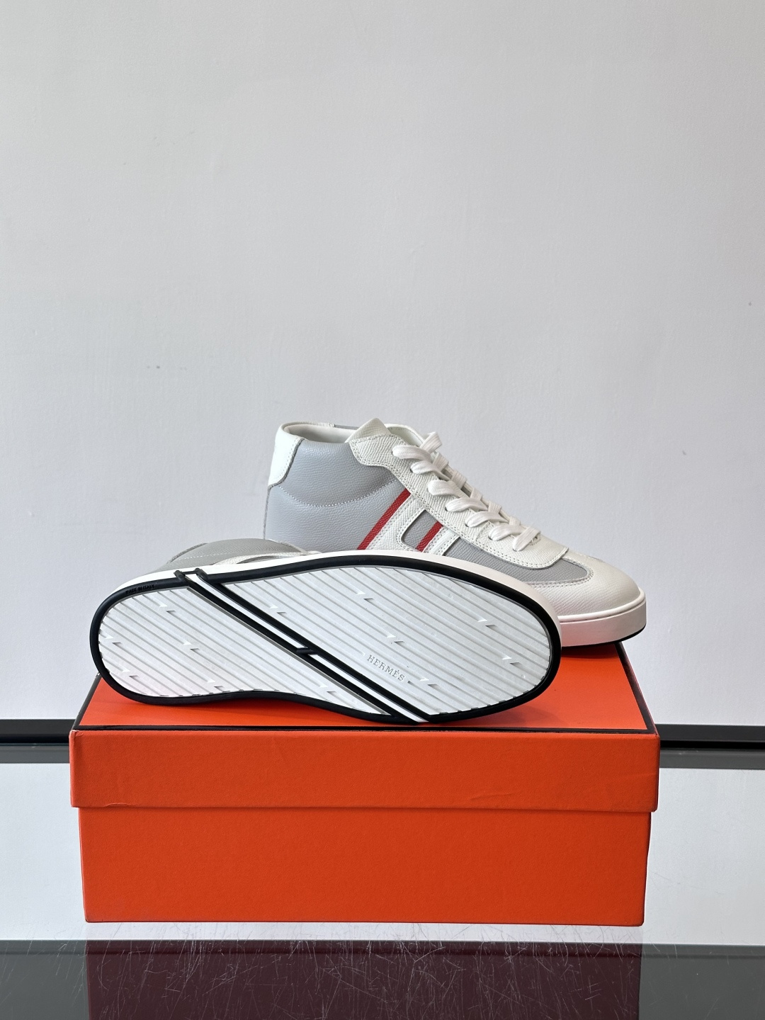 Hermes Kelly 男款复古中帮板鞋，采用标志性手掌纹牛皮，质感细腻耐用。中帮设计+内里小牛皮，穿