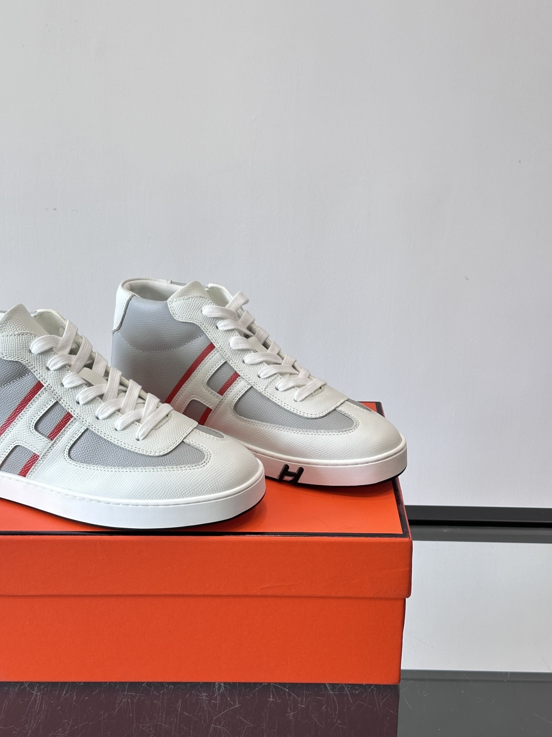 Hermes Kelly 男款复古中帮板鞋，采用标志性手掌纹牛皮，质感细腻耐用。中帮设计+内里小牛皮，穿