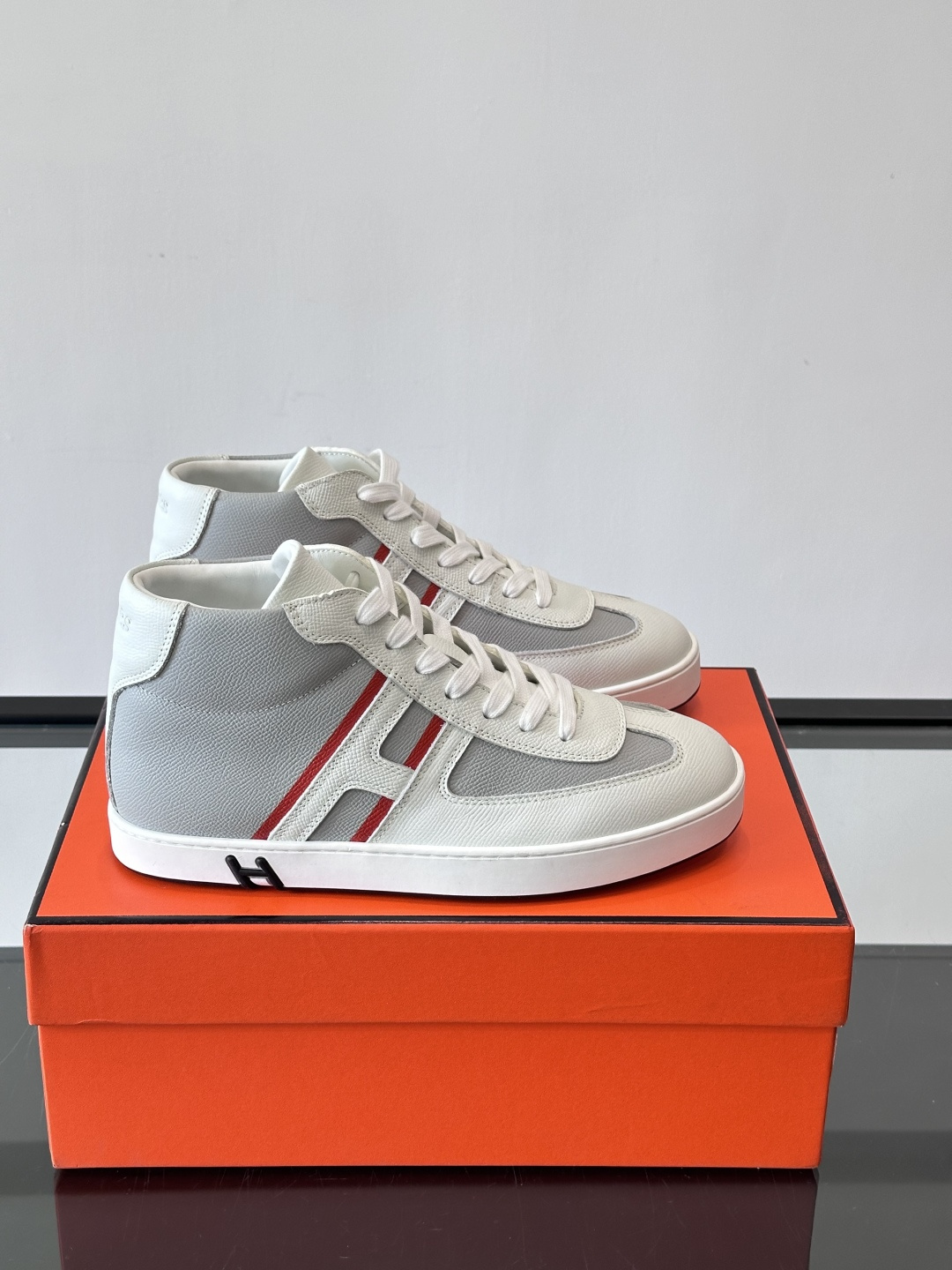 NO:620373,Hermes Kelly men's retro mid-top sneakers, made of iconic palm-print cowhide, with a delicate and durable texture. Mid-cut design + calfskin lining, super comfortable to wear, and rubber anti-slip outsole with perfect grip. The 'H' logo on the side of the shoe is very recognizable, simple and high-end. , size 38-44 (customized for 45), Hermes casual shoes, hermes, hermes, cowhide19860909Hermes Kelly 男款复古中帮板鞋,采用标志性手掌纹牛皮,质感细腻耐用.中帮设计+内里小牛皮,穿着超舒适,橡胶防滑大底抓地力满分.鞋侧“H”Logo超有辨识度,简约又有高级感. ,size38-44（45定做）,爱马仕 休闲鞋,hermes,hermes,cowhide,Men's shoes