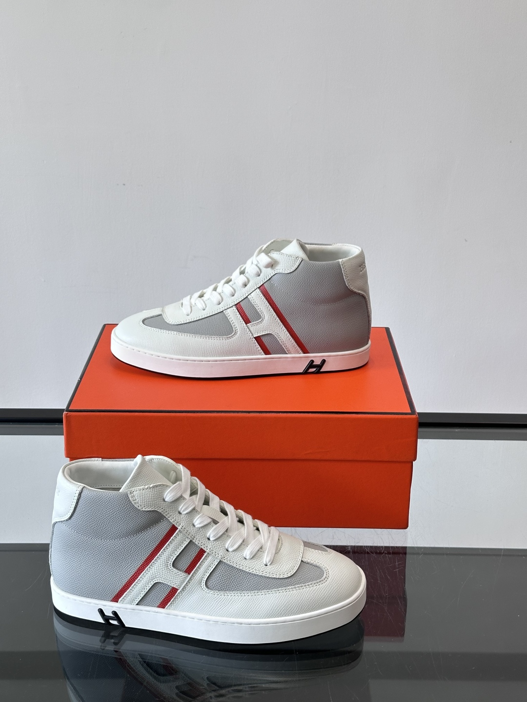 Hermes Kelly 男款复古中帮板鞋，采用标志性手掌纹牛皮，质感细腻耐用。中帮设计+内里小牛皮，穿