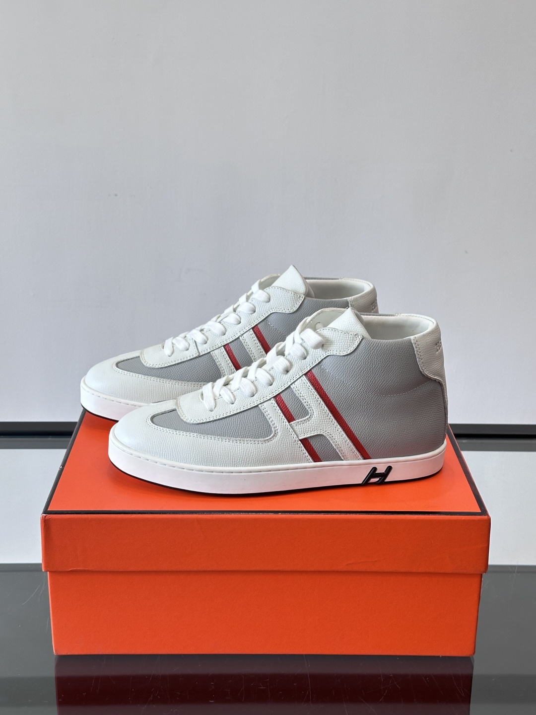 Hermes Kelly 男款复古中帮板鞋，采用标志性手掌纹牛皮，质感细腻耐用。中帮设计+内里小牛皮，穿