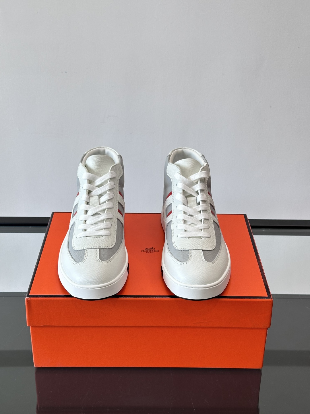 Hermes Kelly 男款复古中帮板鞋，采用标志性手掌纹牛皮，质感细腻耐用。中帮设计+内里小牛皮，穿