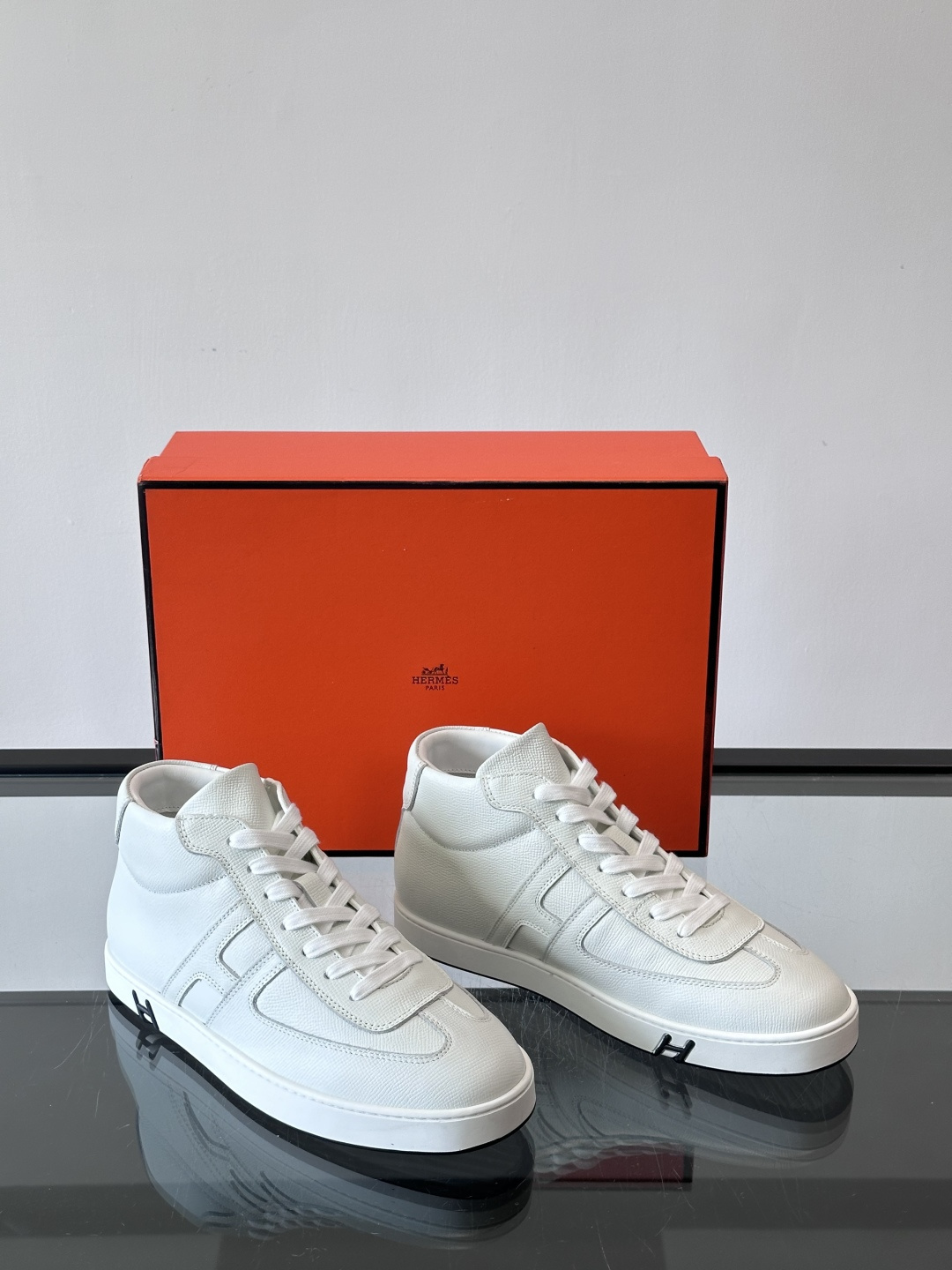 Hermes Kelly 男款复古中帮板鞋，采用标志性手掌纹牛皮，质感细腻耐用。中帮设计+内里小牛皮，穿