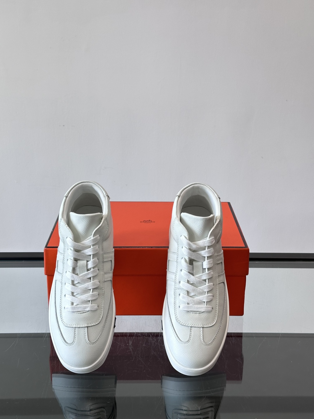 Hermes Kelly 男款复古中帮板鞋，采用标志性手掌纹牛皮，质感细腻耐用。中帮设计+内里小牛皮，穿