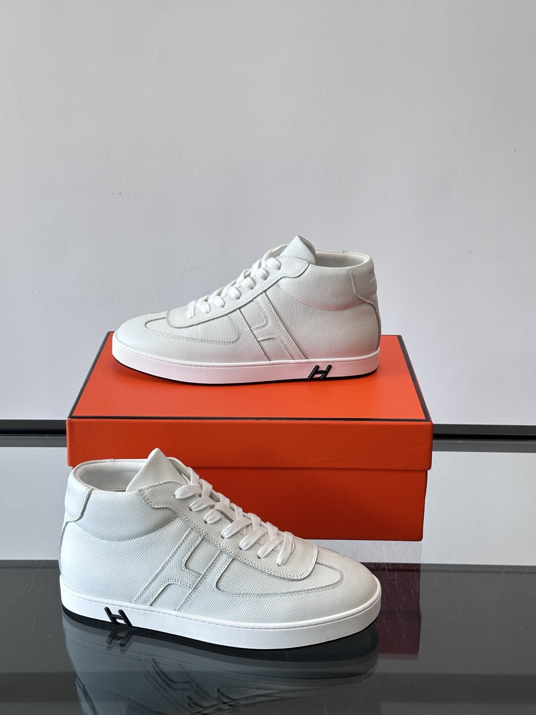 Hermes Kelly 男款复古中帮板鞋，采用标志性手掌纹牛皮，质感细腻耐用。中帮设计+内里小牛皮，穿