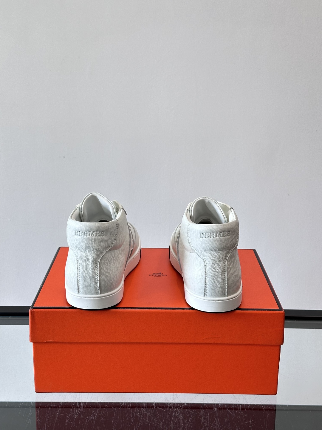 Hermes Kelly 男款复古中帮板鞋，采用标志性手掌纹牛皮，质感细腻耐用。中帮设计+内里小牛皮，穿