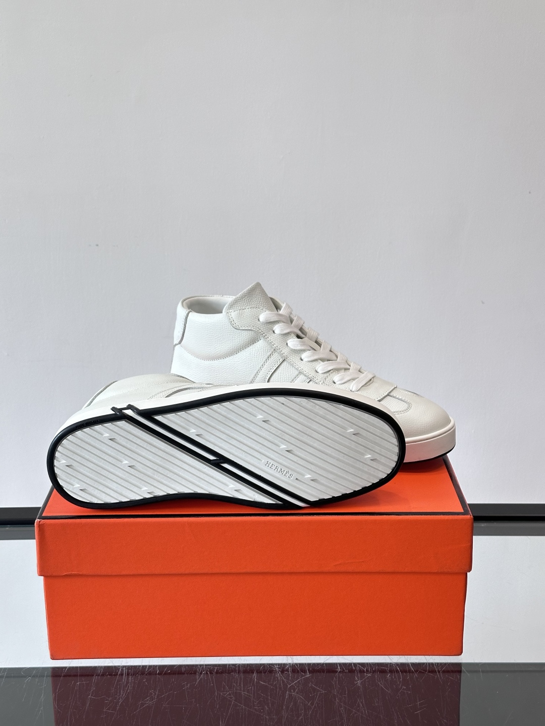 Hermes Kelly 男款复古中帮板鞋，采用标志性手掌纹牛皮，质感细腻耐用。中帮设计+内里小牛皮，穿