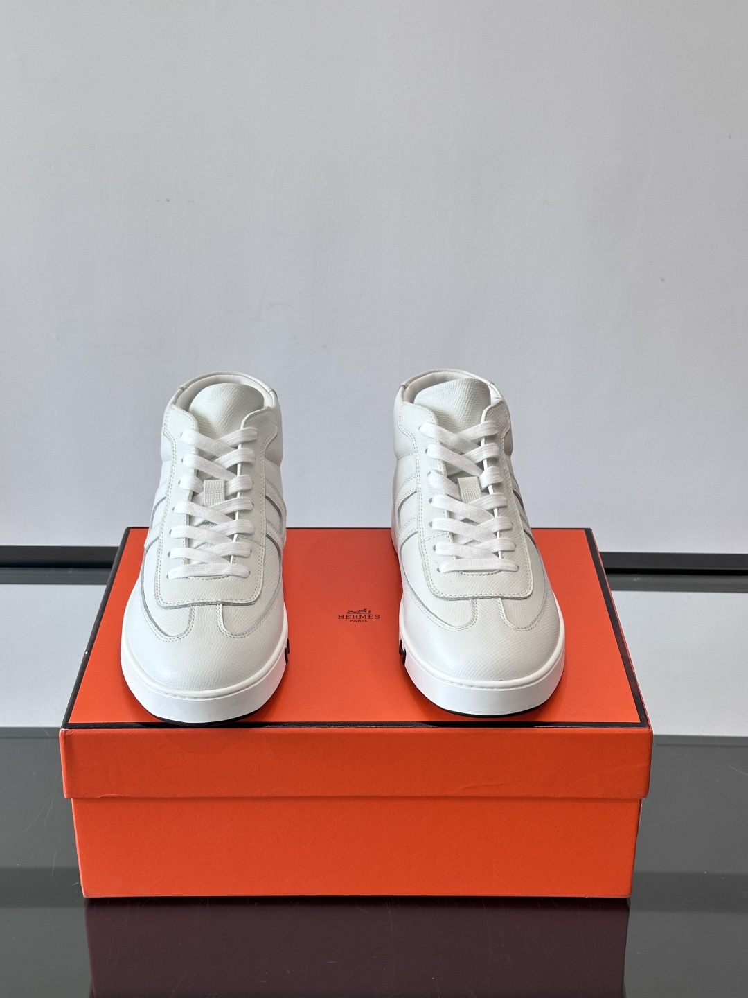 Hermes Kelly 男款复古中帮板鞋，采用标志性手掌纹牛皮，质感细腻耐用。中帮设计+内里小牛皮，穿