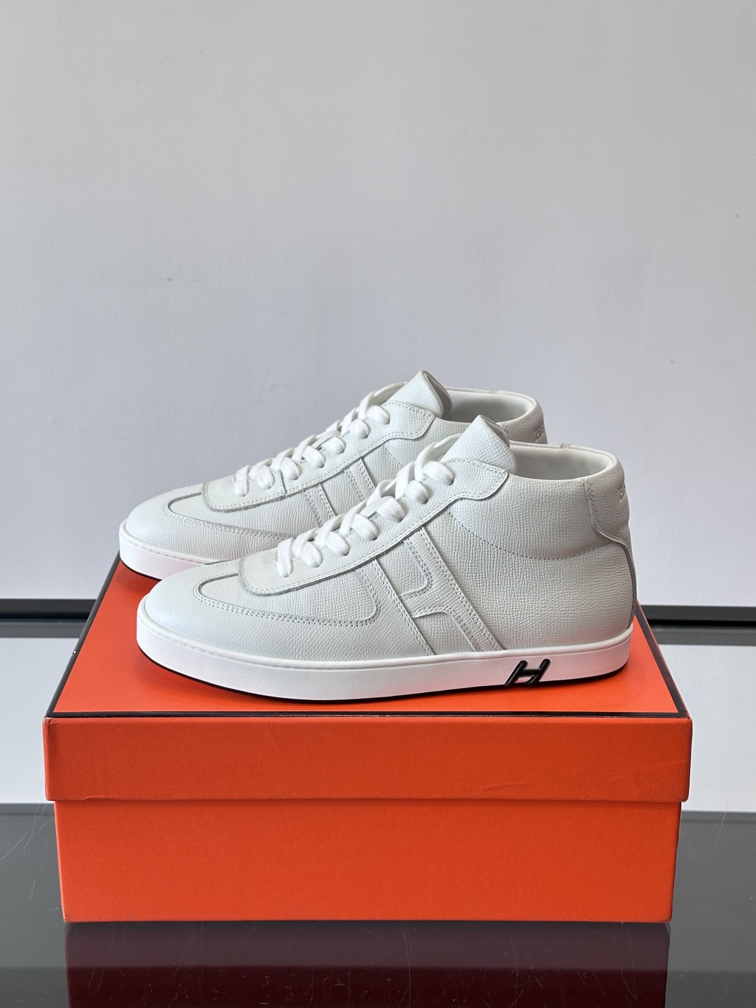 Hermes Kelly 男款复古中帮板鞋，采用标志性手掌纹牛皮，质感细腻耐用。中帮设计+内里小牛皮，穿