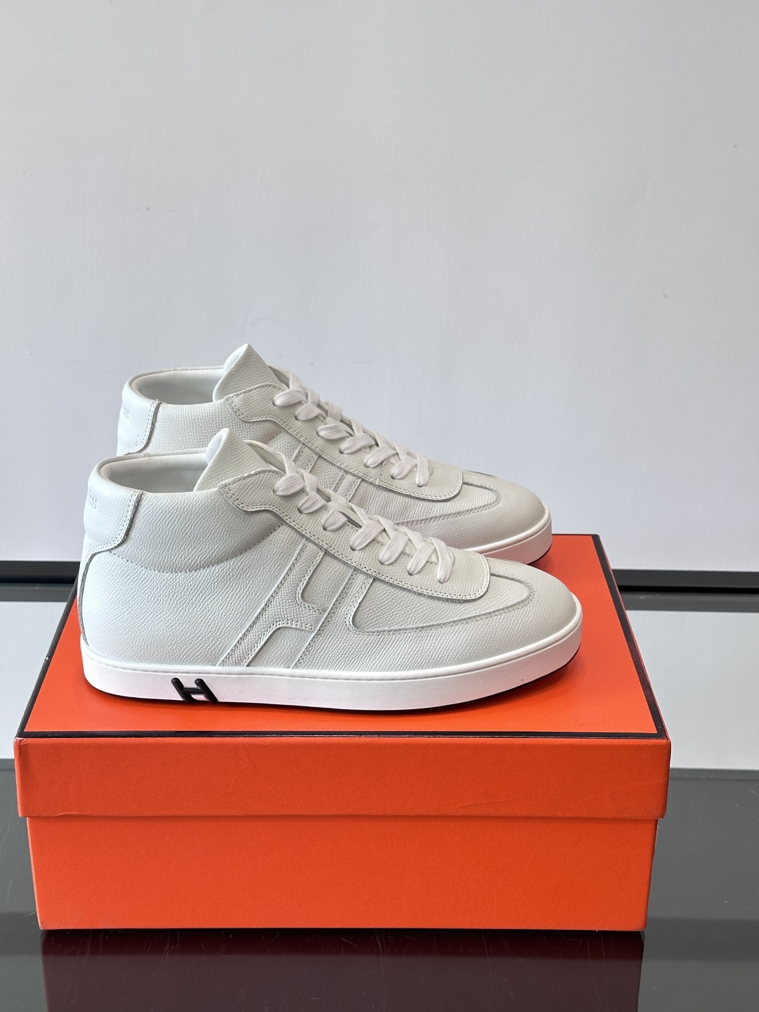 Hermes Kelly 男款复古中帮板鞋，采用标志性手掌纹牛皮，质感细腻耐用。中帮设计+内里小牛皮，穿