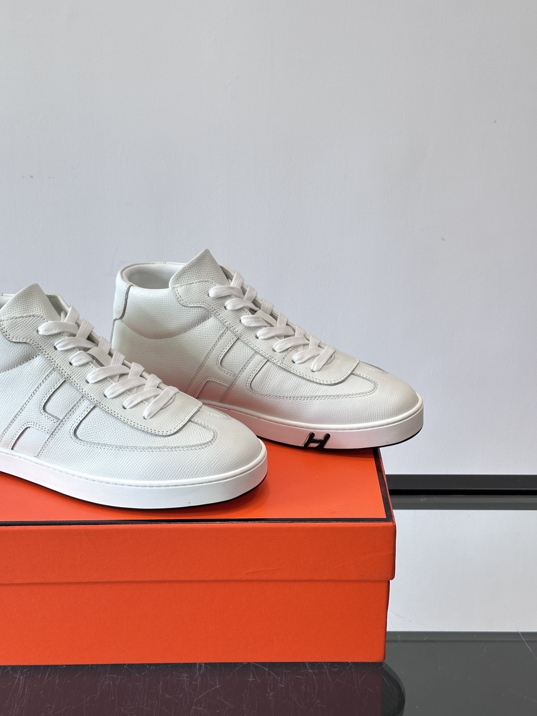 Hermes Kelly 男款复古中帮板鞋，采用标志性手掌纹牛皮，质感细腻耐用。中帮设计+内里小牛皮，穿