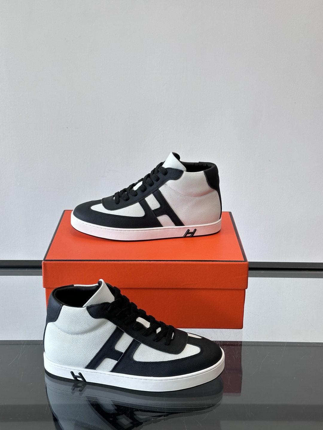 Hermes Kelly 男款复古中帮板鞋，采用标志性手掌纹牛皮，质感细腻耐用。中帮设计+内里小牛皮，穿