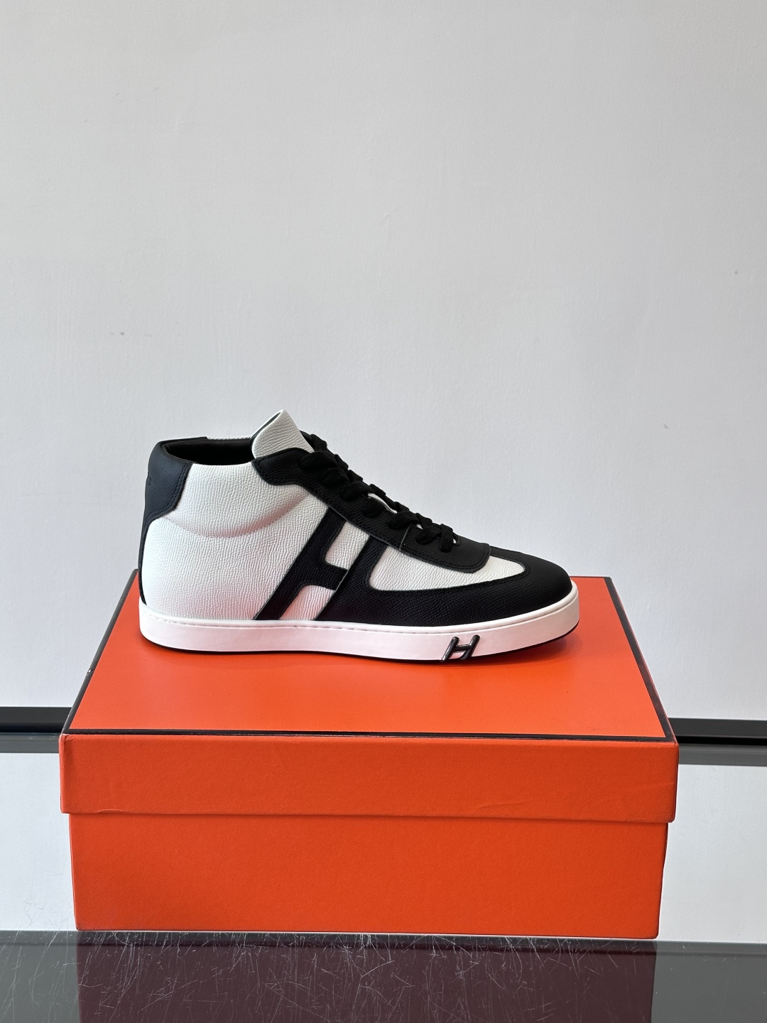 Hermes Kelly 男款复古中帮板鞋，采用标志性手掌纹牛皮，质感细腻耐用。中帮设计+内里小牛皮，穿