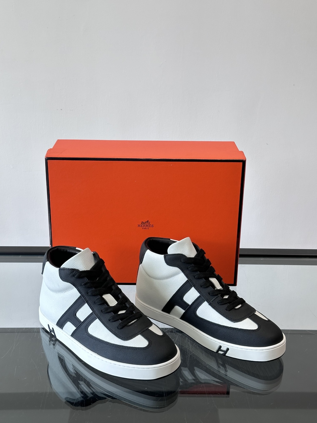 Hermes Kelly 男款复古中帮板鞋，采用标志性手掌纹牛皮，质感细腻耐用。中帮设计+内里小牛皮，穿