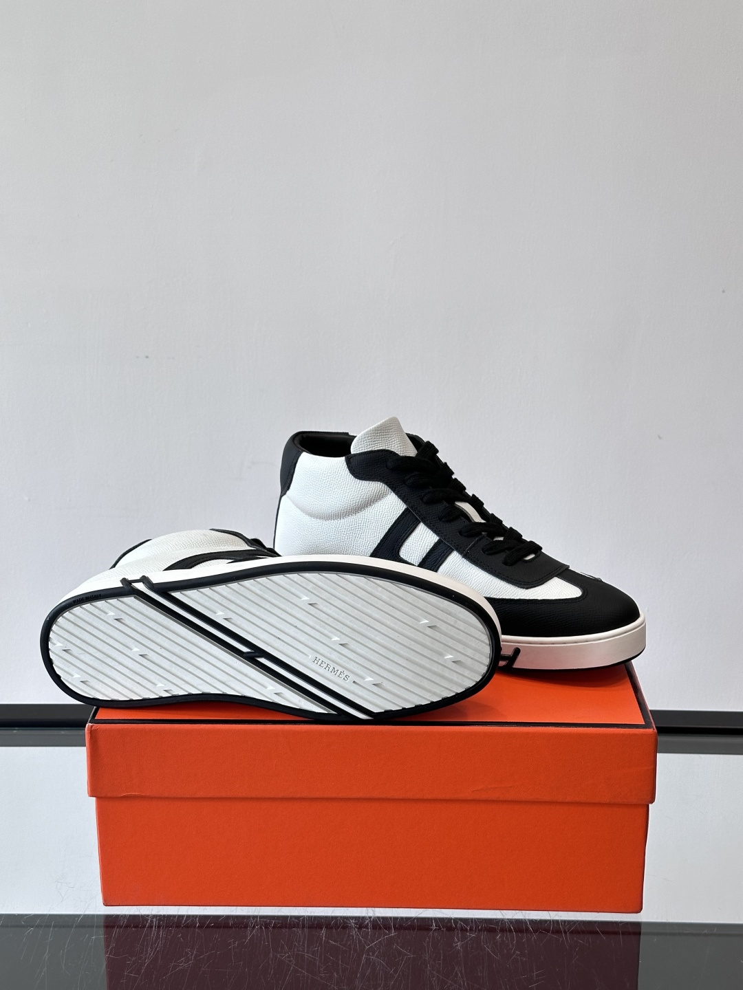 Hermes Kelly 男款复古中帮板鞋，采用标志性手掌纹牛皮，质感细腻耐用。中帮设计+内里小牛皮，穿