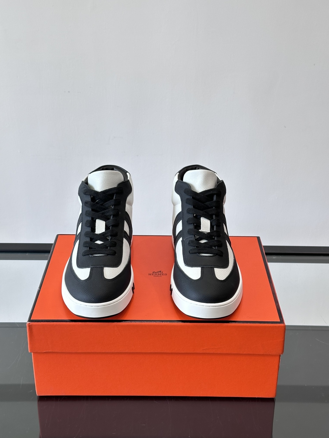 Hermes Kelly 男款复古中帮板鞋，采用标志性手掌纹牛皮，质感细腻耐用。中帮设计+内里小牛皮，穿