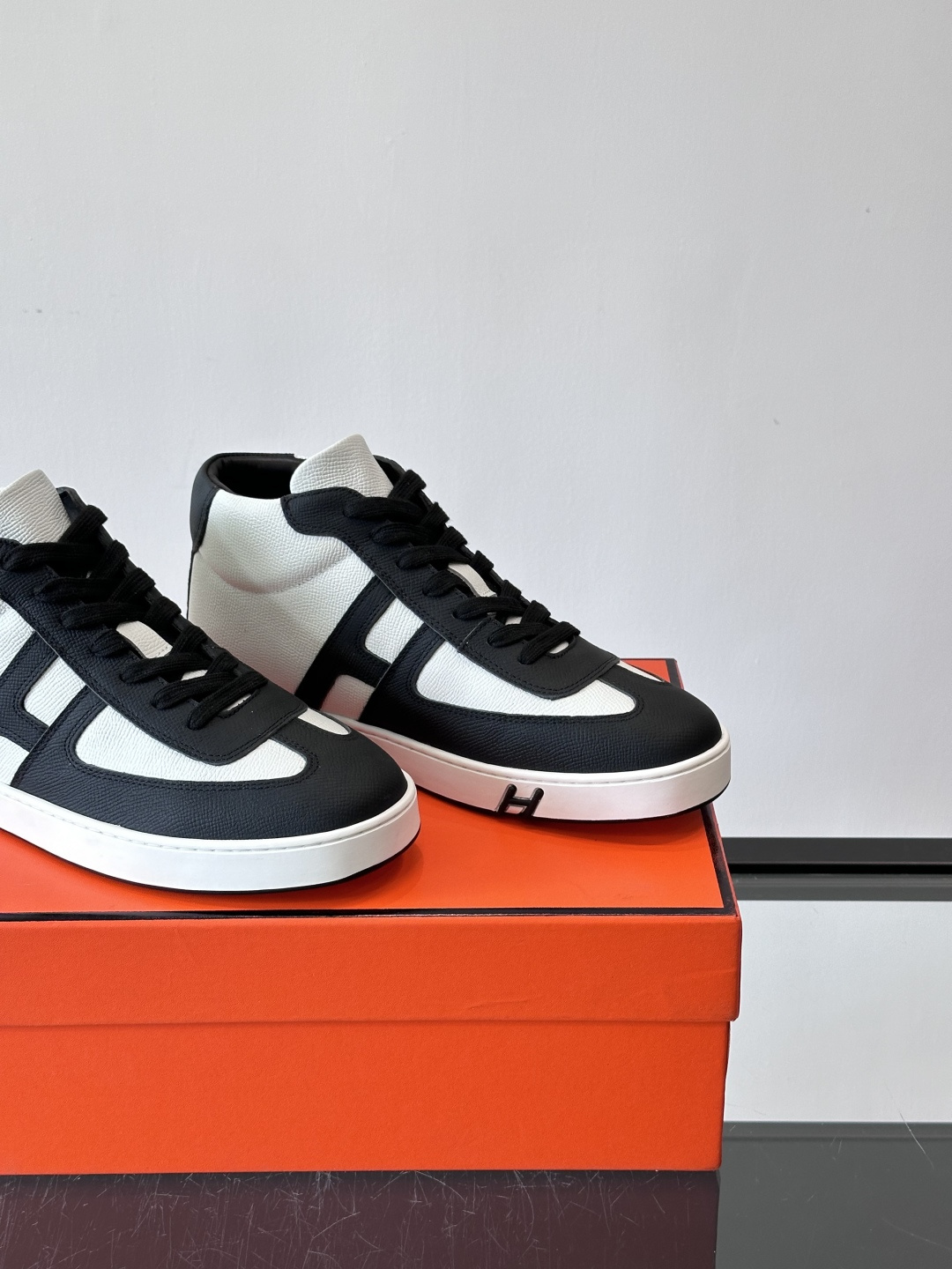 Hermes Kelly 男款复古中帮板鞋，采用标志性手掌纹牛皮，质感细腻耐用。中帮设计+内里小牛皮，穿