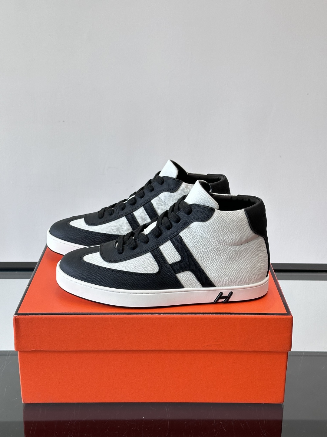 Hermes Kelly 男款复古中帮板鞋，采用标志性手掌纹牛皮，质感细腻耐用。中帮设计+内里小牛皮，穿