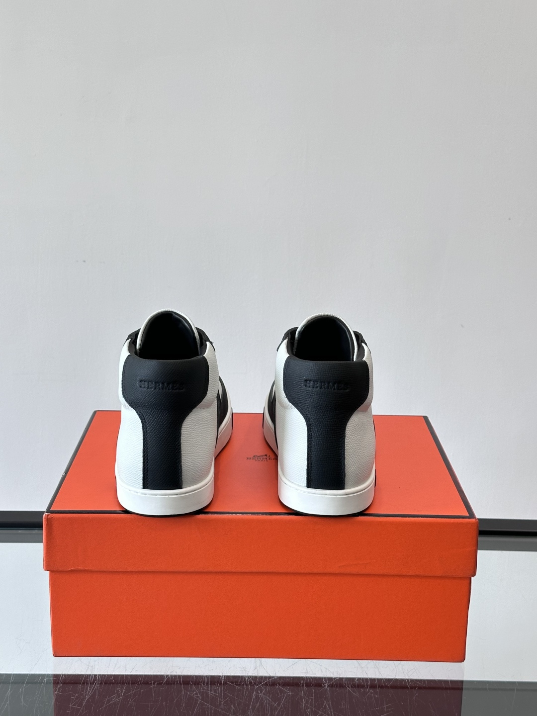 Hermes Kelly 男款复古中帮板鞋，采用标志性手掌纹牛皮，质感细腻耐用。中帮设计+内里小牛皮，穿