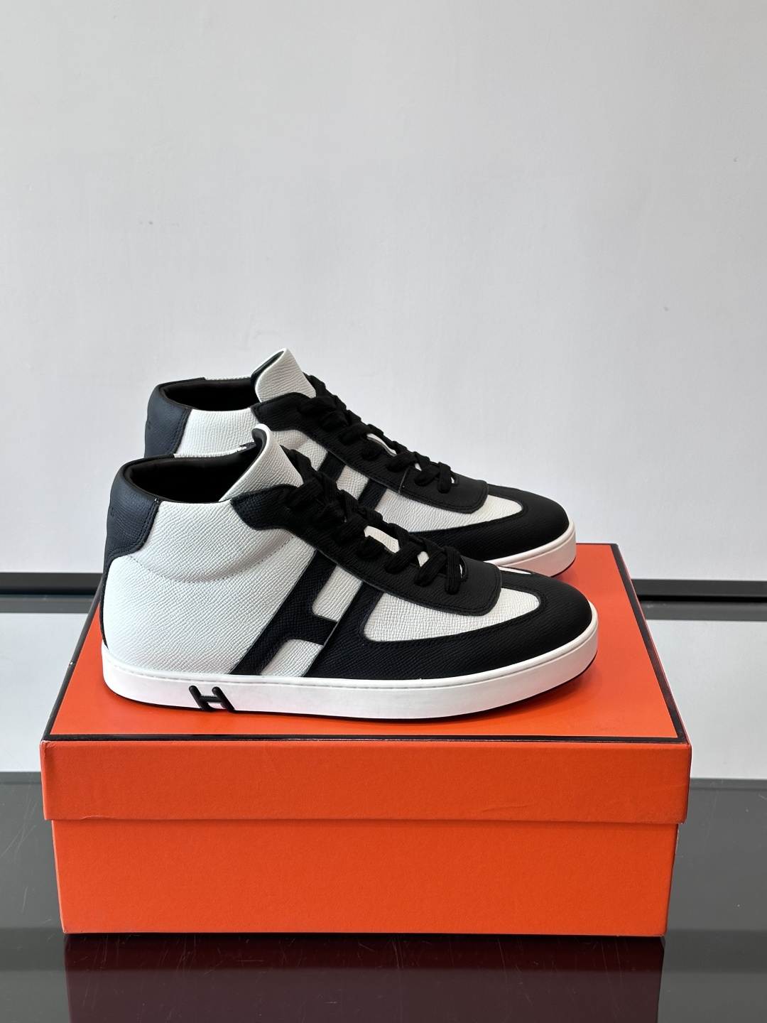 Hermes Kelly 男款复古中帮板鞋，采用标志性手掌纹牛皮，质感细腻耐用。中帮设计+内里小牛皮，穿