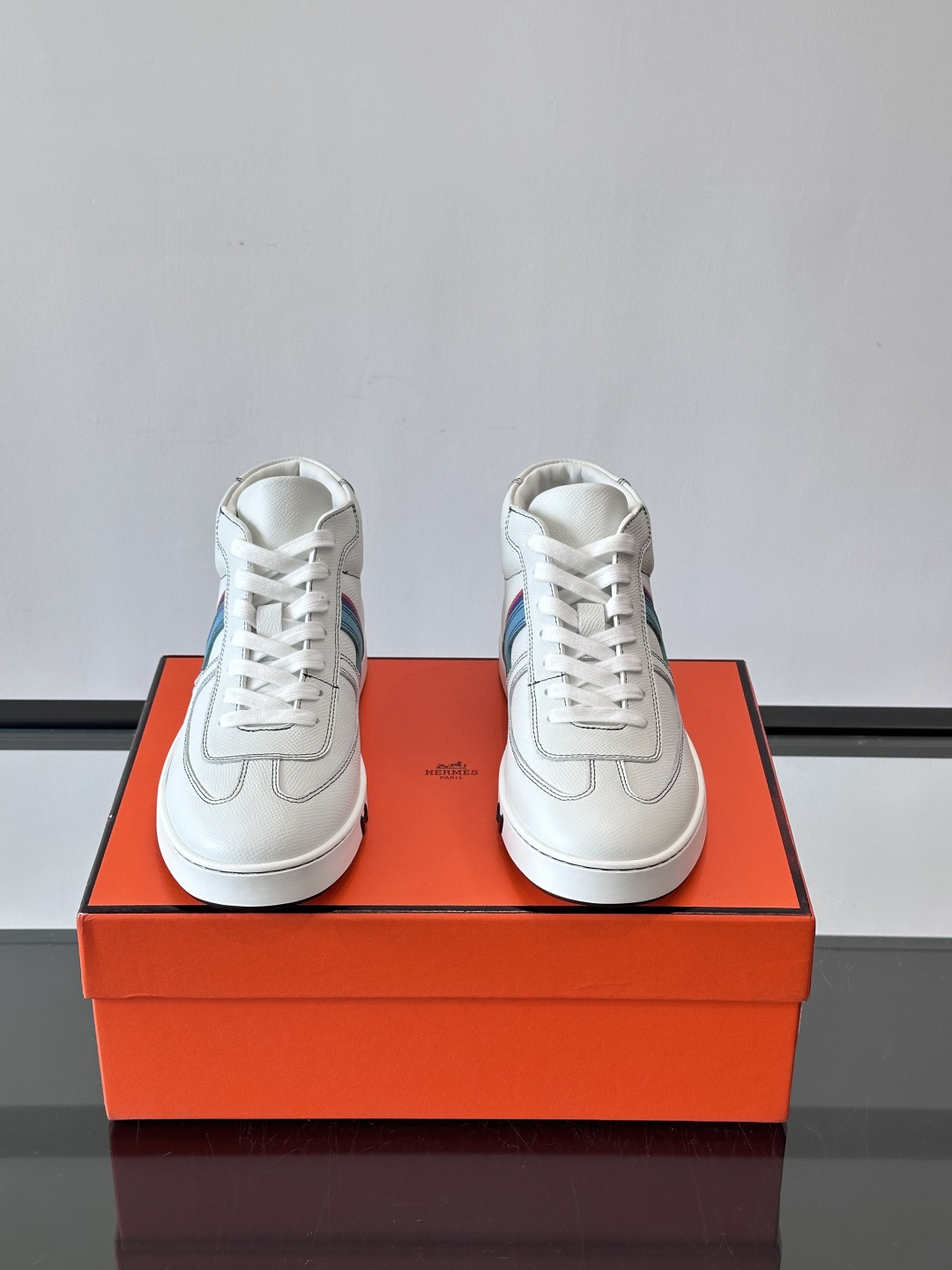 Hermes Kelly 男款复古中帮板鞋，采用标志性手掌纹牛皮，质感细腻耐用。中帮设计+内里小牛皮，穿