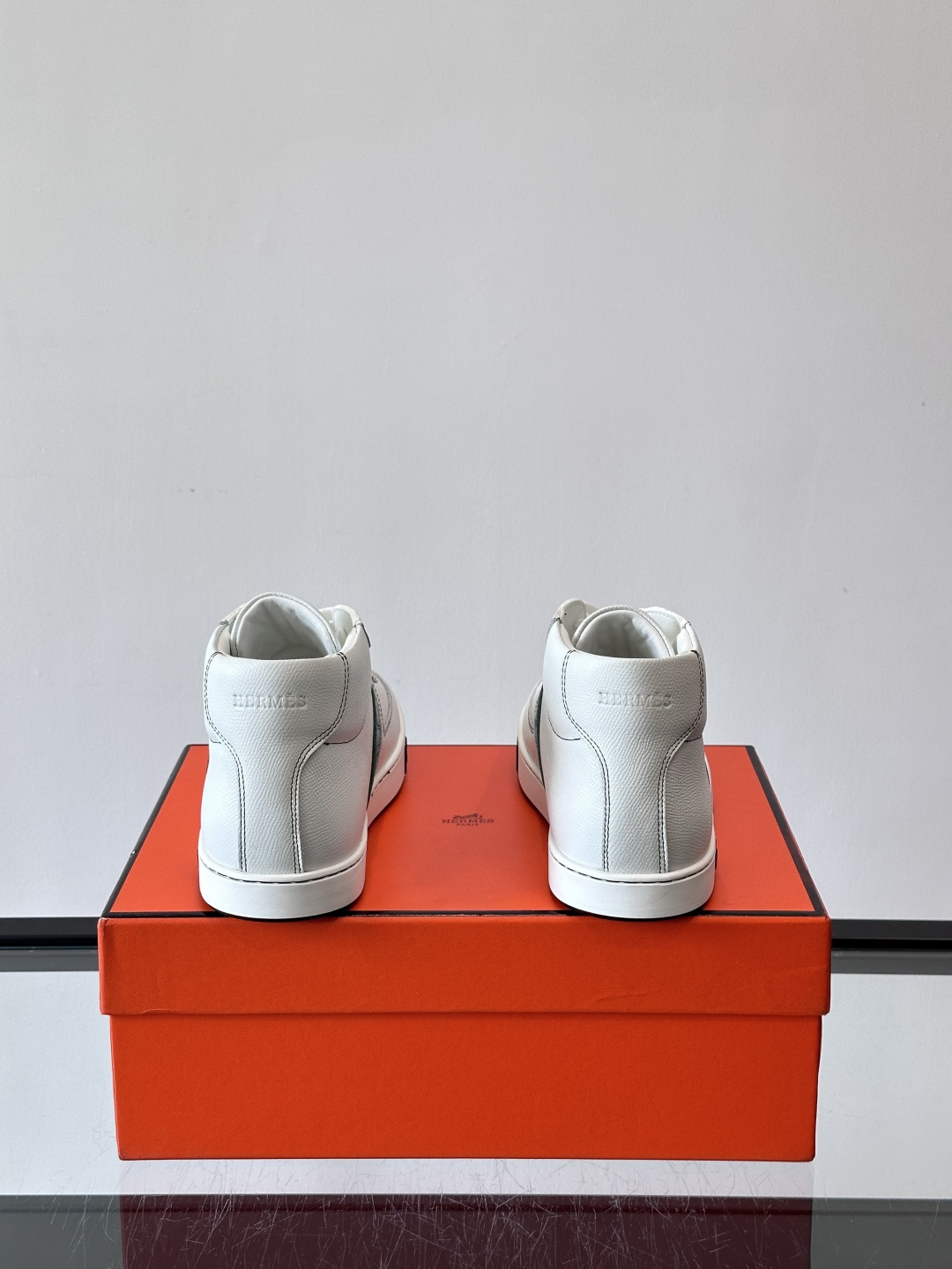 Hermes Kelly 男款复古中帮板鞋，采用标志性手掌纹牛皮，质感细腻耐用。中帮设计+内里小牛皮，穿