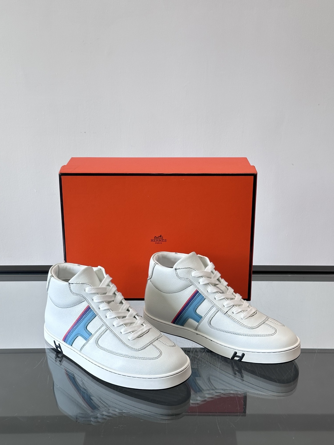 Hermes Kelly 男款复古中帮板鞋，采用标志性手掌纹牛皮，质感细腻耐用。中帮设计+内里小牛皮，穿