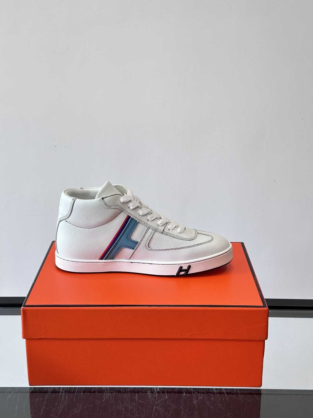 Hermes Kelly 男款复古中帮板鞋，采用标志性手掌纹牛皮，质感细腻耐用。中帮设计+内里小牛皮，穿