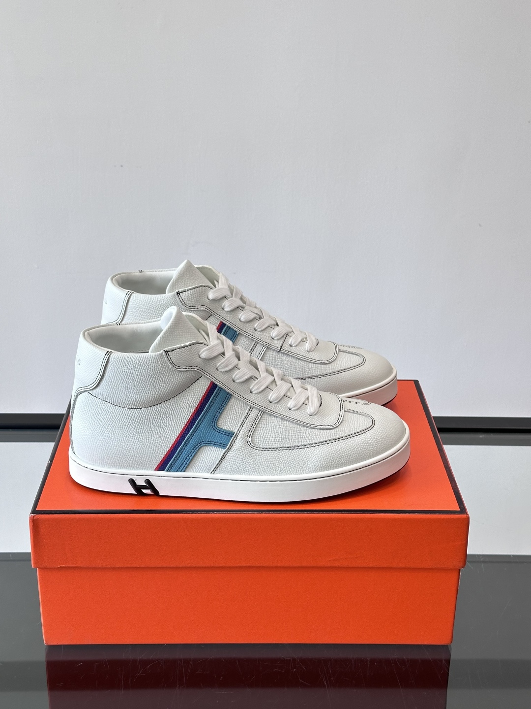 NO:604026,Hermes Kelly men's retro mid-top sneakers, made of iconic palm-print cowhide, with a delicate and durable texture. Mid-cut design + calfskin lining, super comfortable to wear, and rubber anti-slip outsole with perfect grip. The 'H' logo on the side of the shoe is very recognizable, simple and high-end. , size 38-44 (customized for 45), Hermes casual shoes, hermes, hermes, cowhide19860909Hermes Kelly 男款复古中帮板鞋,采用标志性手掌纹牛皮,质感细腻耐用.中帮设计+内里小牛皮,穿着超舒适,橡胶防滑大底抓地力满分.鞋侧“H”Logo超有辨识度,简约又有高级感. ,size38-44（45定做）,爱马仕 休闲鞋,hermes,hermes,cowhide,Men's shoes