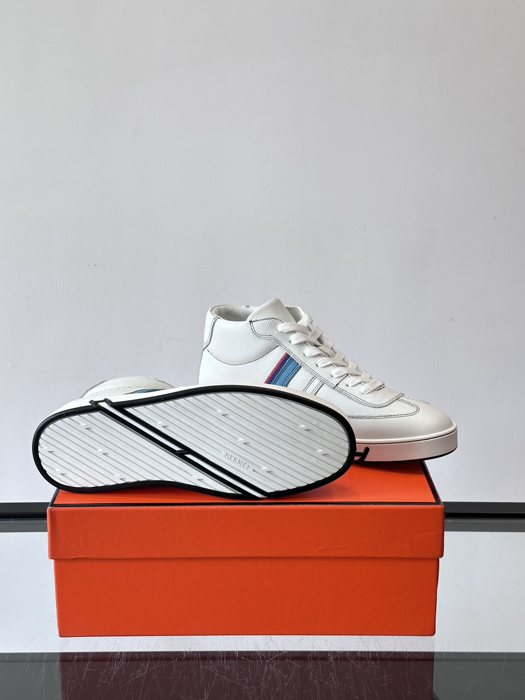 Hermes Kelly 男款复古中帮板鞋，采用标志性手掌纹牛皮，质感细腻耐用。中帮设计+内里小牛皮，穿