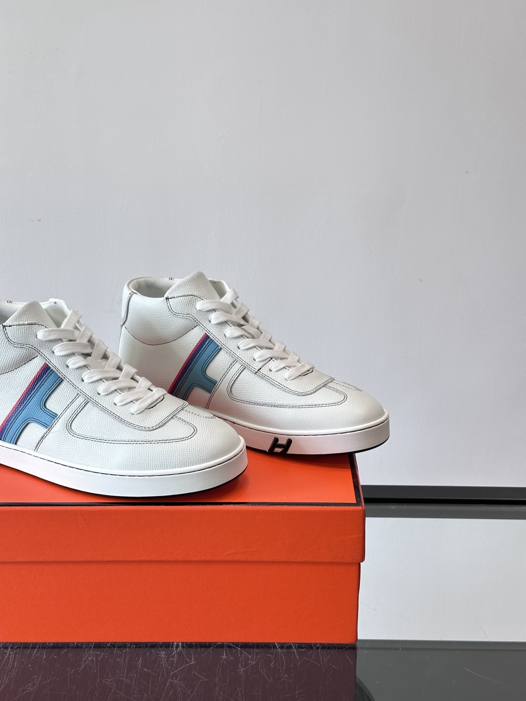 Hermes Kelly 男款复古中帮板鞋，采用标志性手掌纹牛皮，质感细腻耐用。中帮设计+内里小牛皮，穿