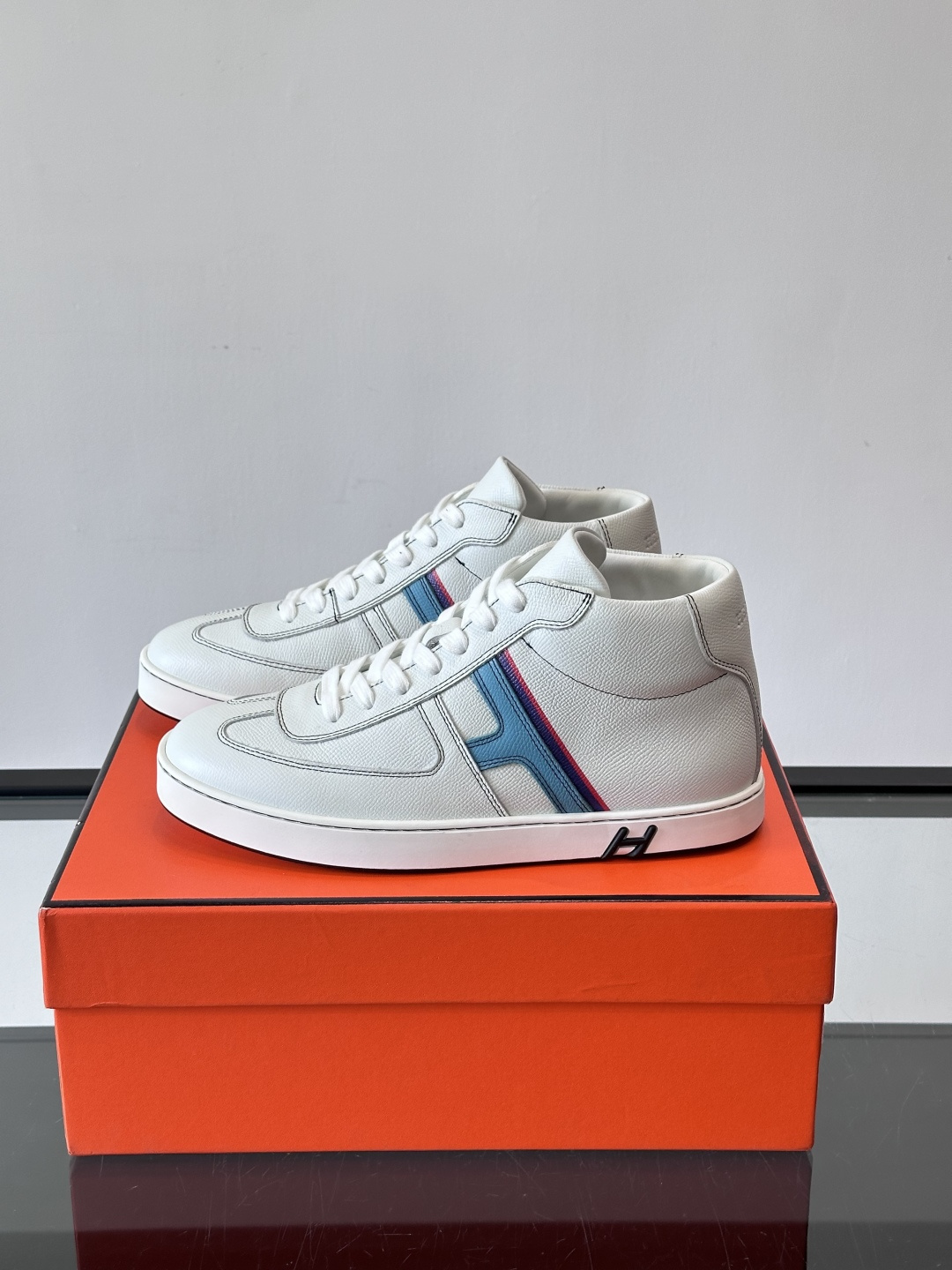 Hermes Kelly 男款复古中帮板鞋，采用标志性手掌纹牛皮，质感细腻耐用。中帮设计+内里小牛皮，穿