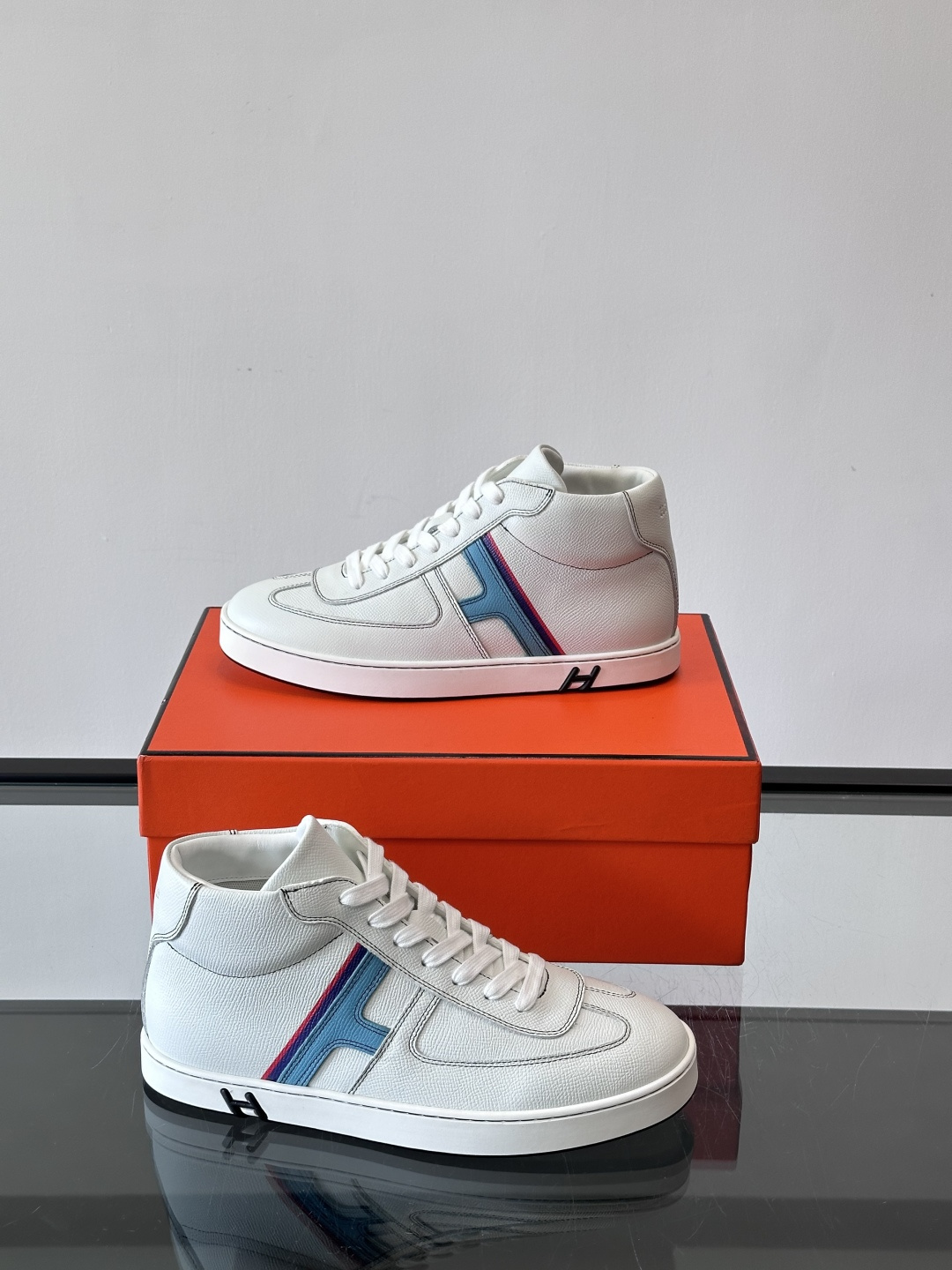 Hermes Kelly 男款复古中帮板鞋，采用标志性手掌纹牛皮，质感细腻耐用。中帮设计+内里小牛皮，穿