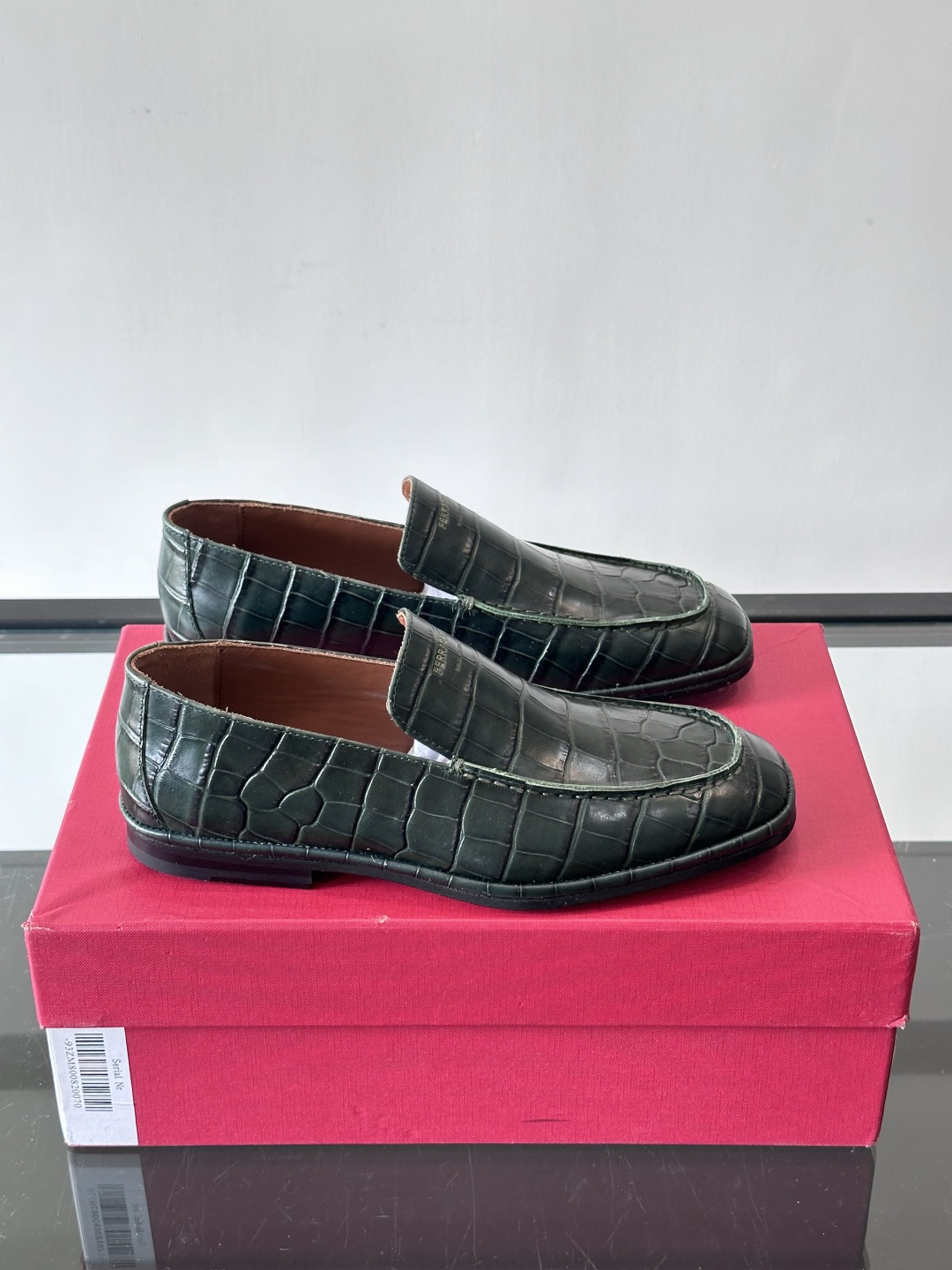 F菲拉格慕鳄鱼压纹乐福鞋这款乐福鞋采用鳄鱼压纹皮革，质感细腻耐用，低调又有奢华感十。经典平底设计，真皮大