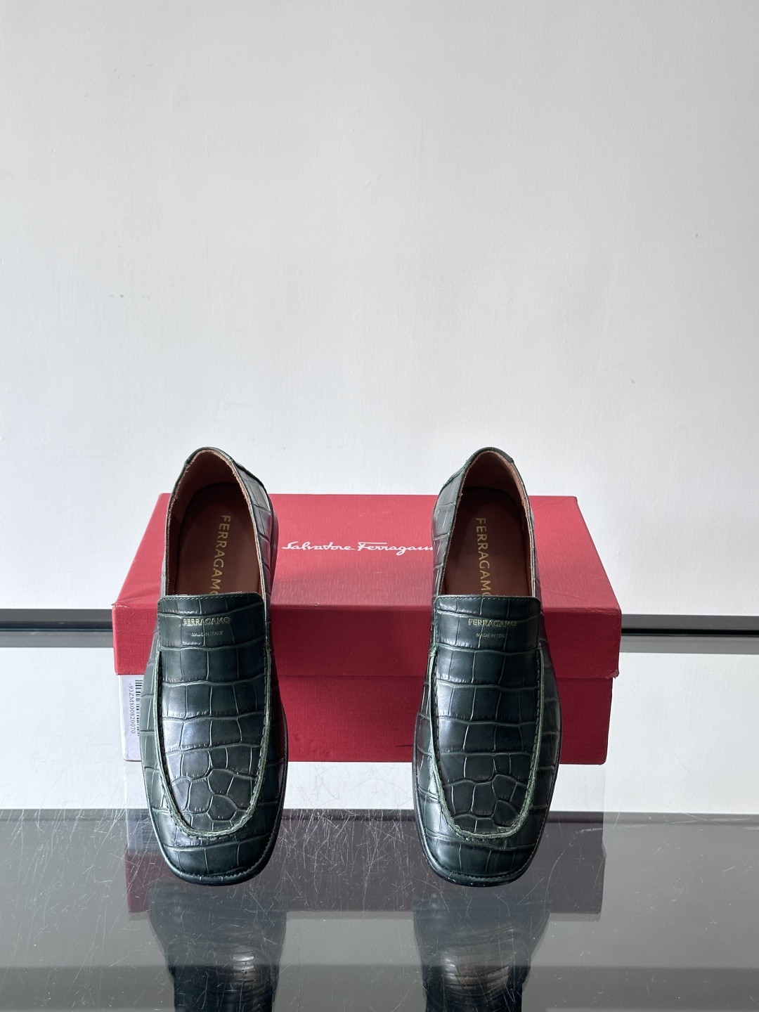 F菲拉格慕鳄鱼压纹乐福鞋这款乐福鞋采用鳄鱼压纹皮革，质感细腻耐用，低调又有奢华感十。经典平底设计，真皮大