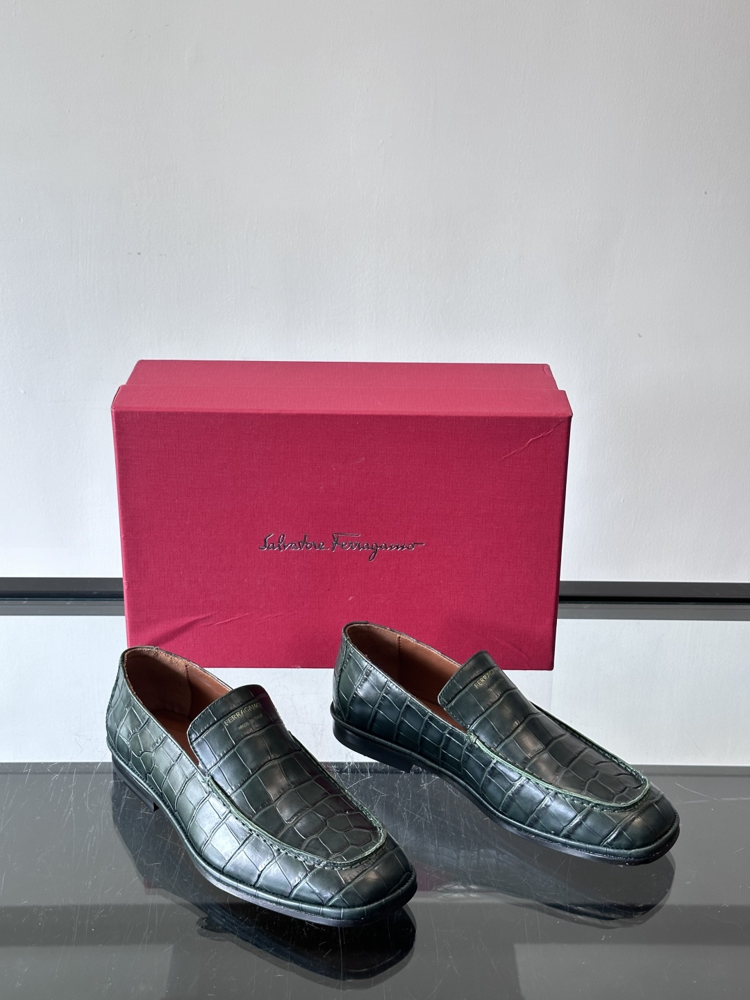 F菲拉格慕鳄鱼压纹乐福鞋这款乐福鞋采用鳄鱼压纹皮革，质感细腻耐用，低调又有奢华感十。经典平底设计，真皮大