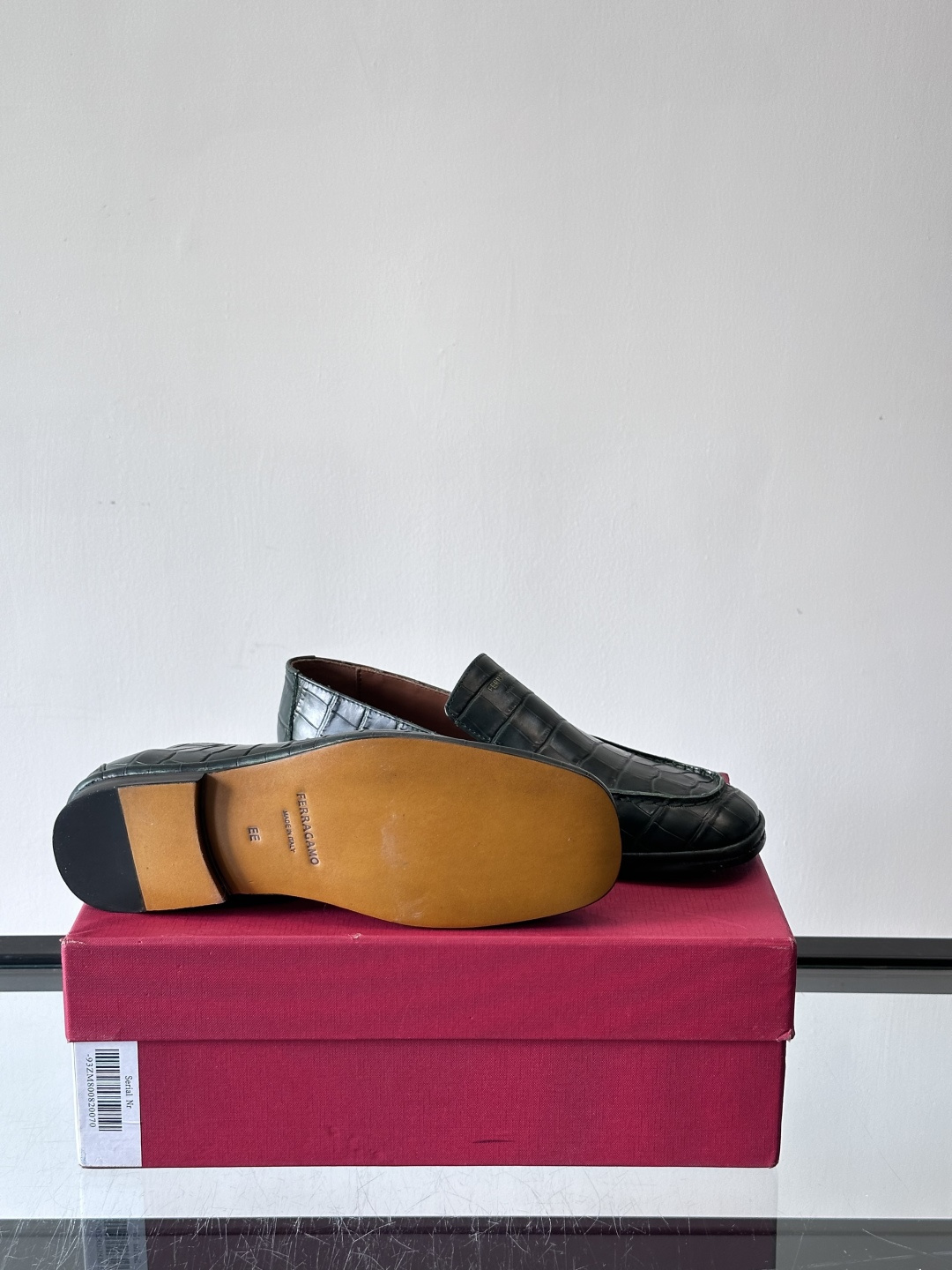 F菲拉格慕鳄鱼压纹乐福鞋这款乐福鞋采用鳄鱼压纹皮革，质感细腻耐用，低调又有奢华感十。经典平底设计，真皮大