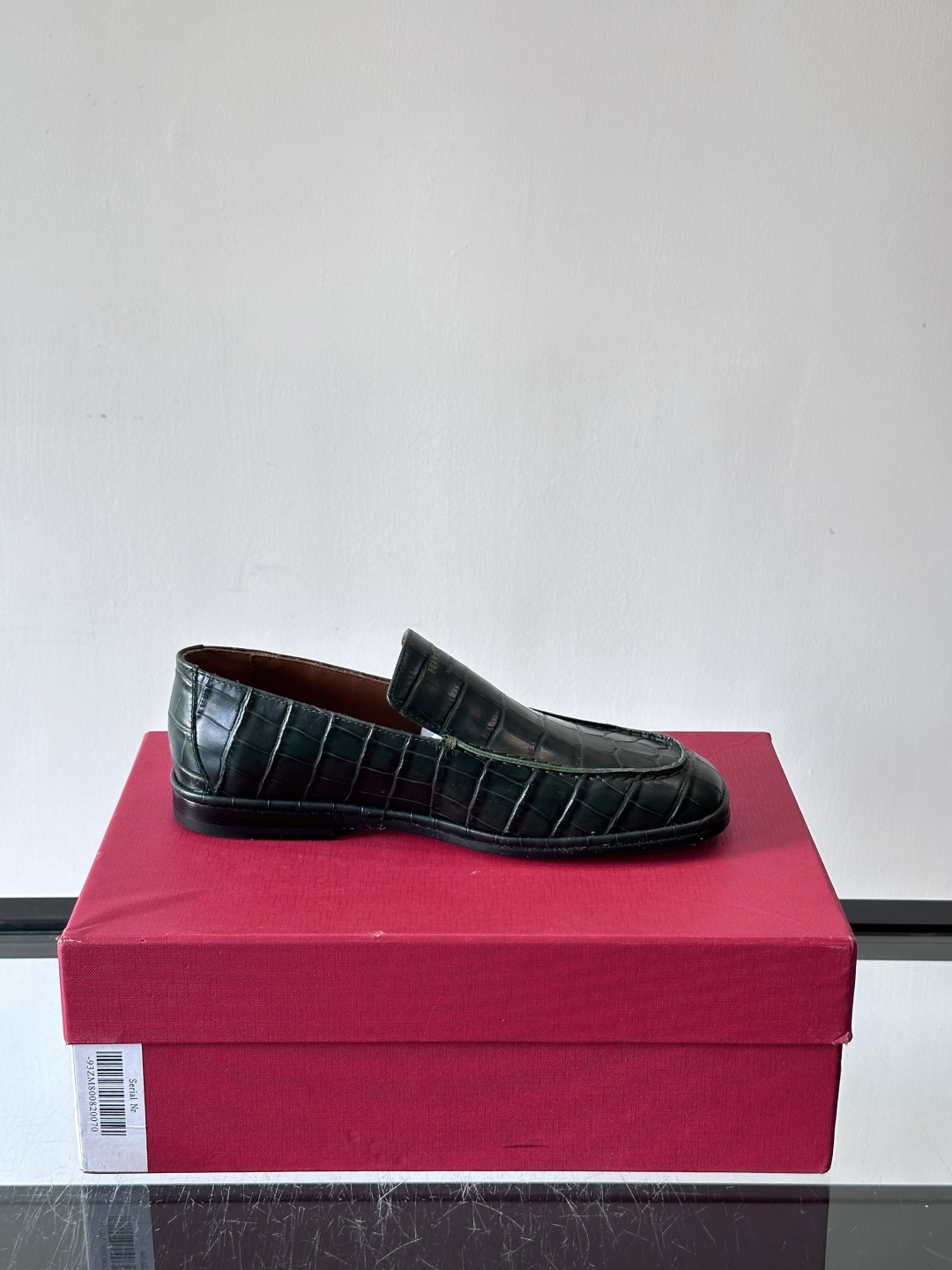 F菲拉格慕鳄鱼压纹乐福鞋这款乐福鞋采用鳄鱼压纹皮革，质感细腻耐用，低调又有奢华感十。经典平底设计，真皮大