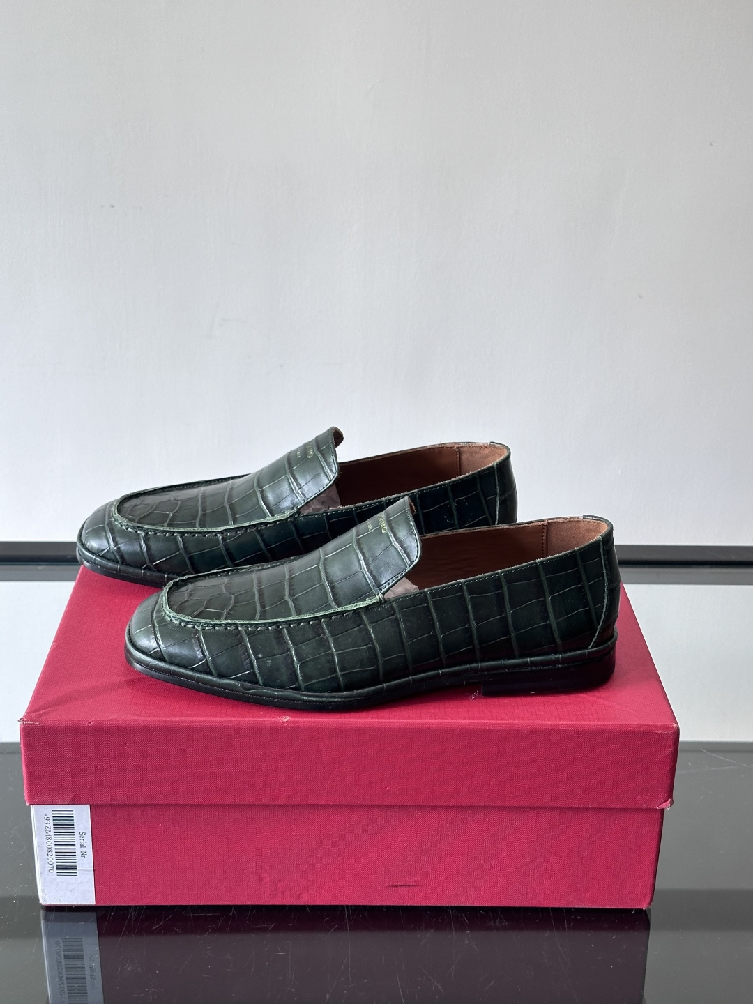 F菲拉格慕鳄鱼压纹乐福鞋这款乐福鞋采用鳄鱼压纹皮革，质感细腻耐用，低调又有奢华感十。经典平底设计，真皮大