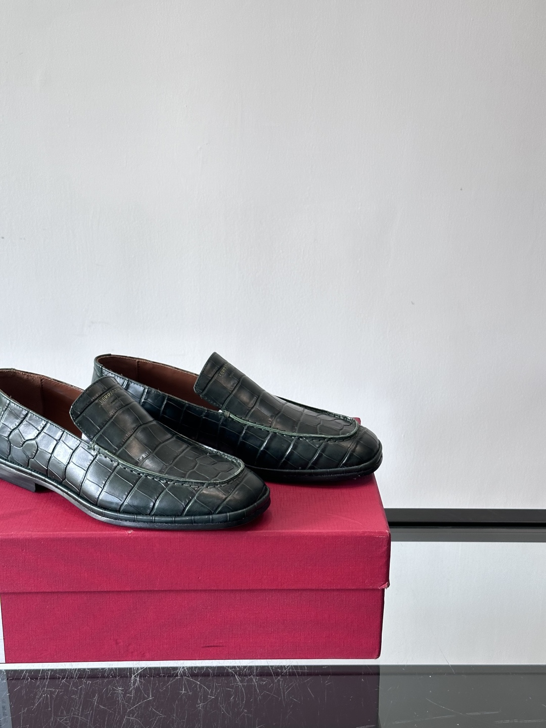 F菲拉格慕鳄鱼压纹乐福鞋这款乐福鞋采用鳄鱼压纹皮革，质感细腻耐用，低调又有奢华感十。经典平底设计，真皮大