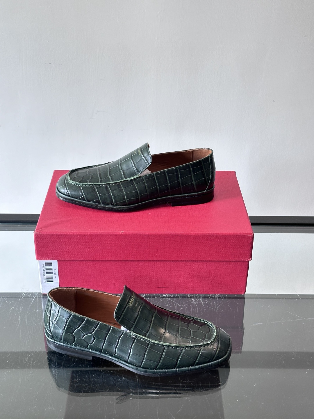 F菲拉格慕鳄鱼压纹乐福鞋这款乐福鞋采用鳄鱼压纹皮革，质感细腻耐用，低调又有奢华感十。经典平底设计，真皮大