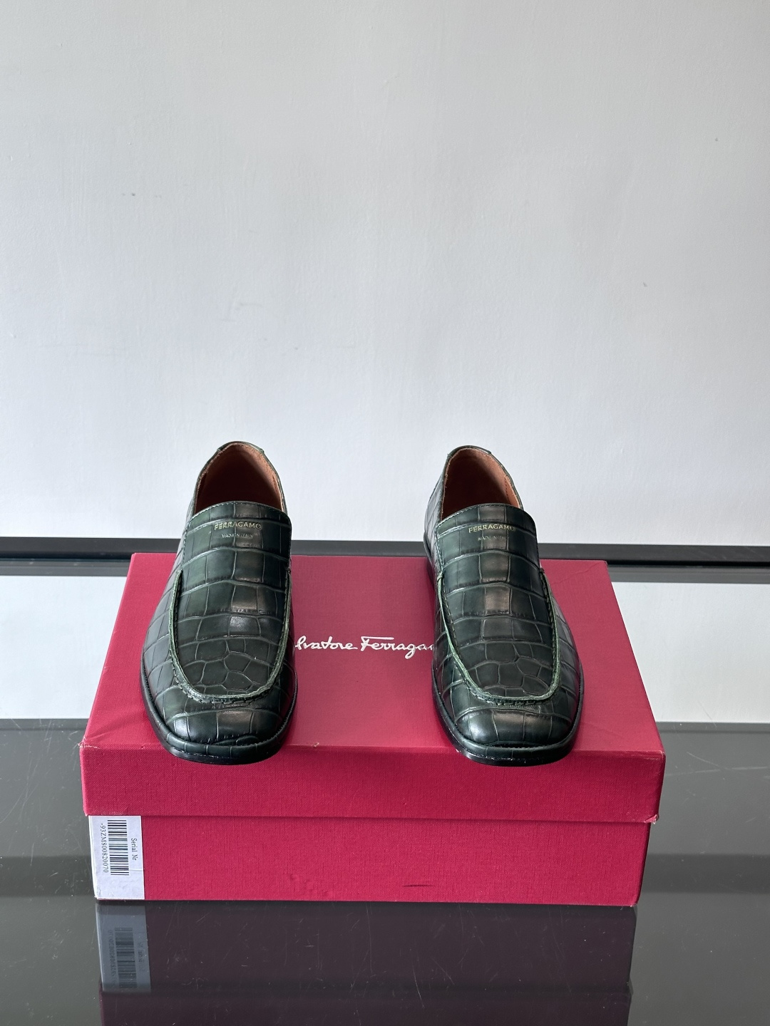 F菲拉格慕鳄鱼压纹乐福鞋这款乐福鞋采用鳄鱼压纹皮革，质感细腻耐用，低调又有奢华感十。经典平底设计，真皮大