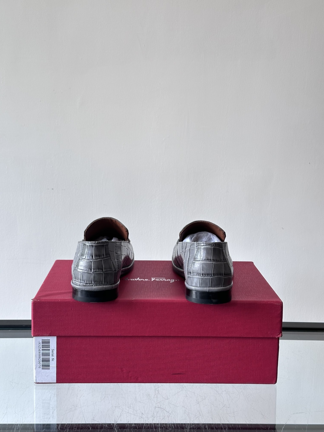 F菲拉格慕鳄鱼压纹乐福鞋这款乐福鞋采用鳄鱼压纹皮革，质感细腻耐用，低调又有奢华感十。经典平底设计，真皮大