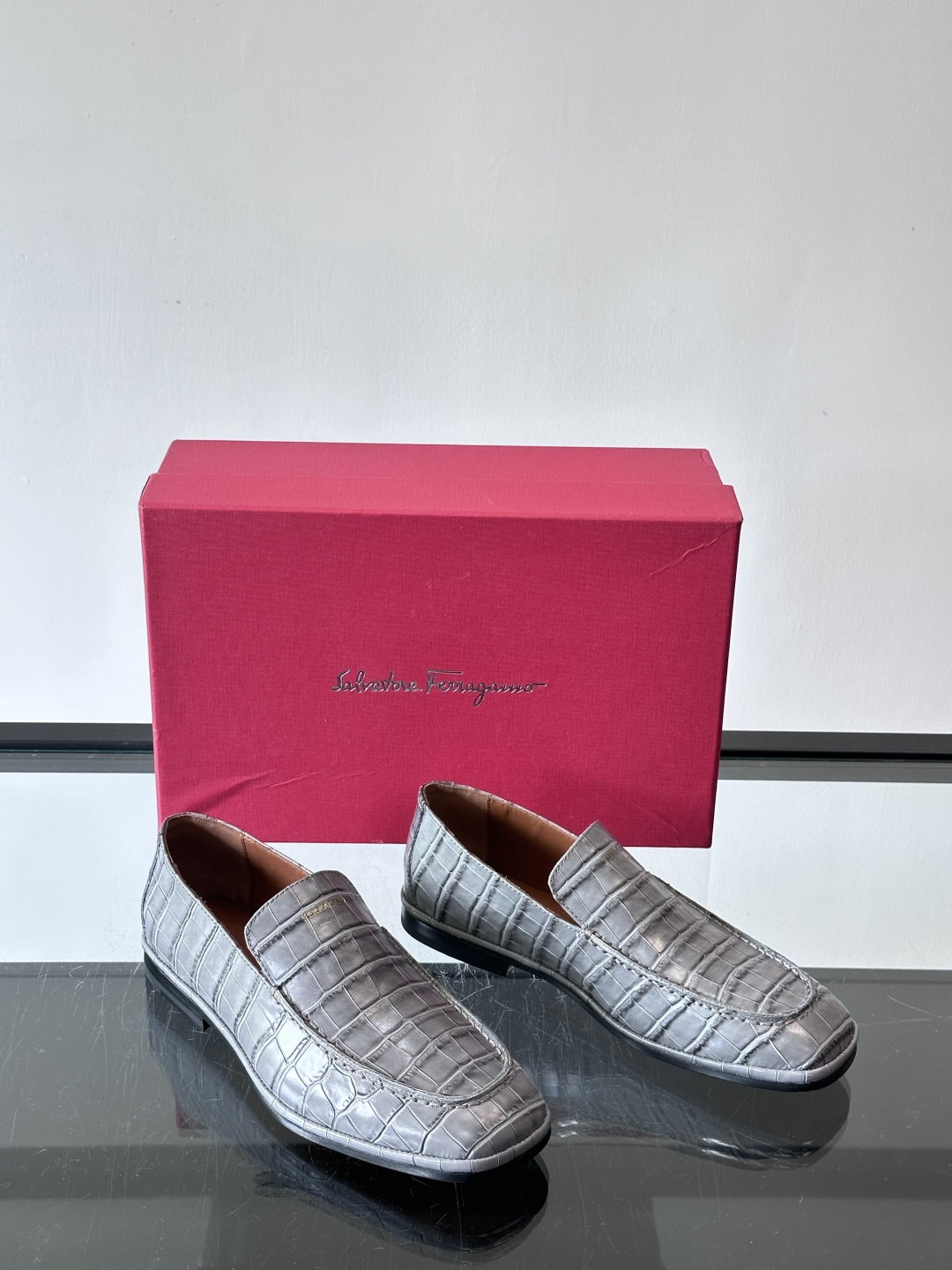 F菲拉格慕鳄鱼压纹乐福鞋这款乐福鞋采用鳄鱼压纹皮革，质感细腻耐用，低调又有奢华感十。经典平底设计，真皮大